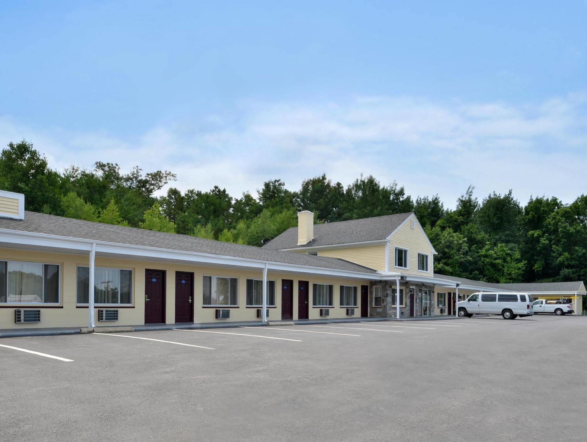 Americas Best Value Inn Providence-North Scituate Buitenkant foto